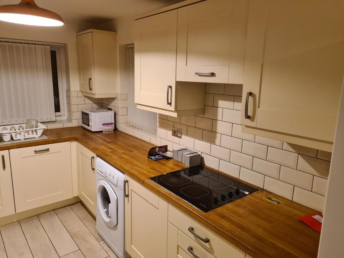 L & J Escapes- 4 Bedrooms Suitable For Contractors And Families- Large Private Parking-10 Minutes To M6 Junction 9 Coseley Exterior foto